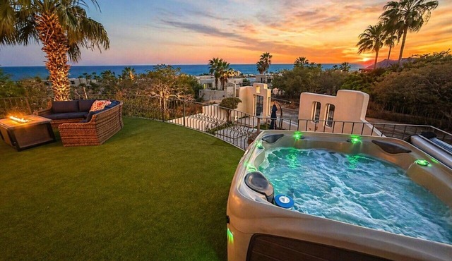 Casa Reyes Spacious 6BR in a Gated, Community, Heated Pool Hot Tub & Ocean-View.