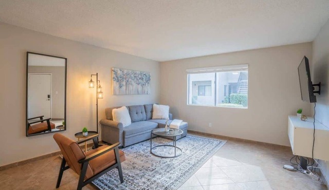 Central Stay with Pool, Gym, Parking, Balcony , WD in Scottsdale