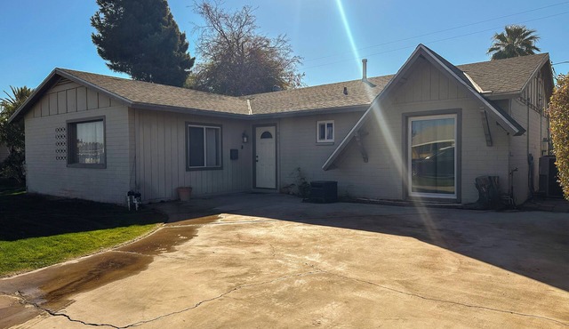 Centrally located older 4-bedroom house in lovely Yuma