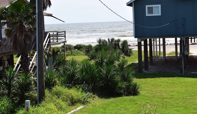Charming 2nd Row remodel with Beach Views in Surfside Beach