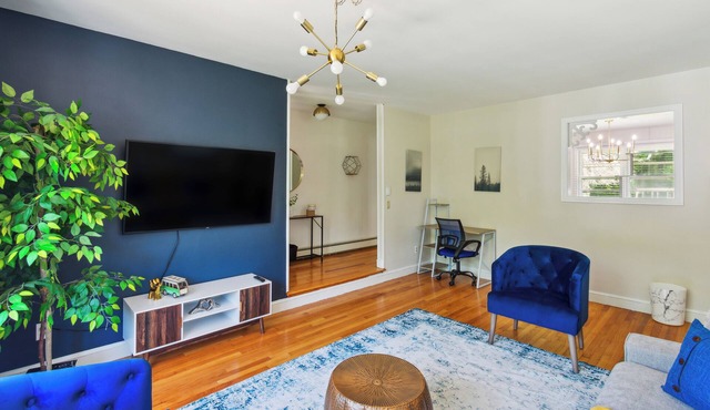 Charming 4-bedroom house with AC and WiFi in fabulous North Providence in North Providence