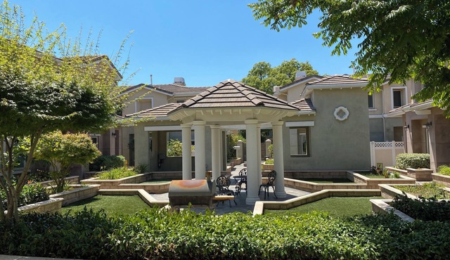 Charming and Spacious 2B + 2.5 Bath Townhome in Pasadena