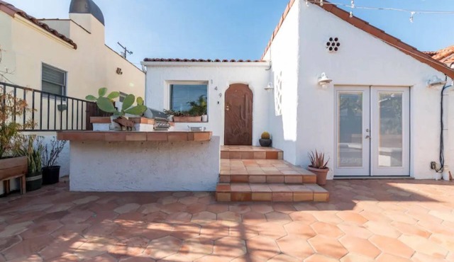 Charming, bright by the beach!