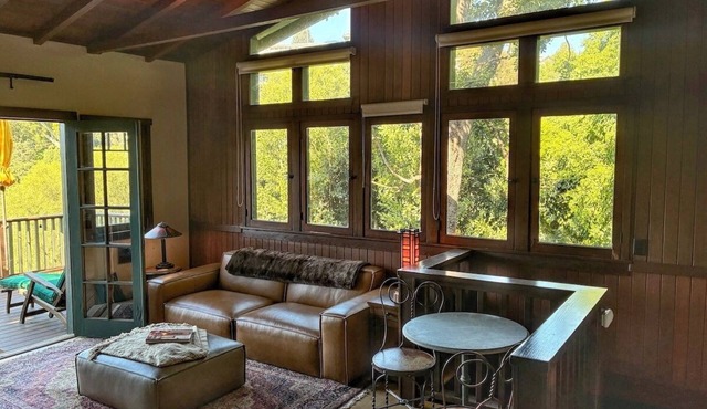 Charming furnished "Tree House" in the Hollywood Hills with views and parking. in Los Angeles