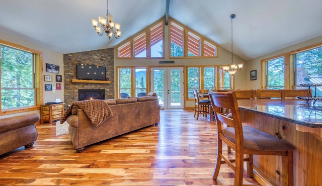 Charming home with hot tub, fireplace & W&D - in great Government Camp location in Government Camp