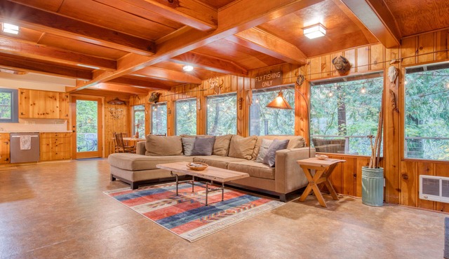 Charming Home with Free WiFi, Washer/Dryer, Wood Fireplace, and Furnished Deck in Sandy