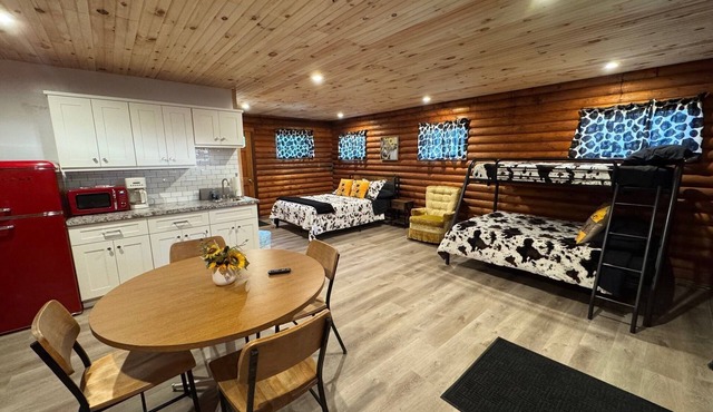 Charming log cabin on a quiet back road to get away from it all and enjoy nature in Kimbolton