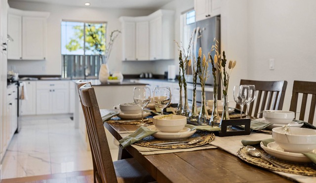 Chef's Kitchen 4 bed w/King Suite & Backyard in Union City