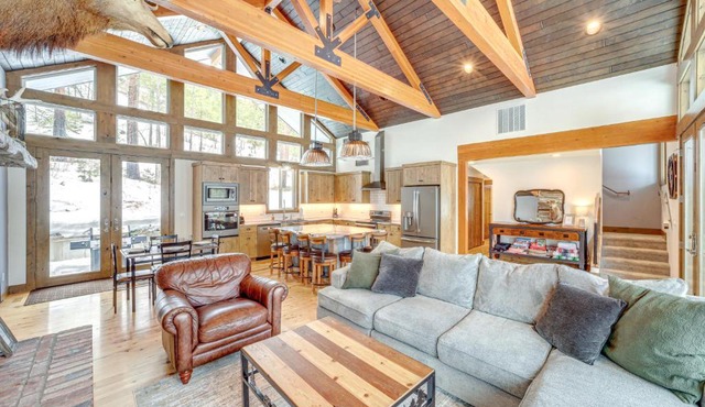 'Chelan Mountain Retreat' Chalet w/Fire Pit! in Chelan