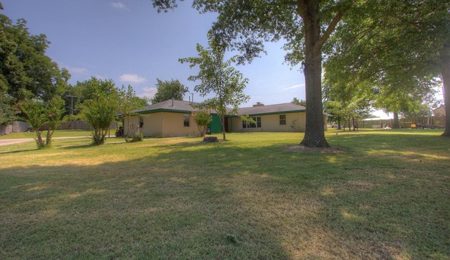 Close to a Vibrant and fun DownTown Rose District. 15 min from Tulsa. in Broken Arrow