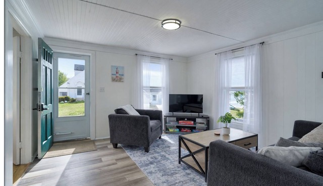 Coastal Gem - Charming 3BR Home, Steps to Beach! in Warwick