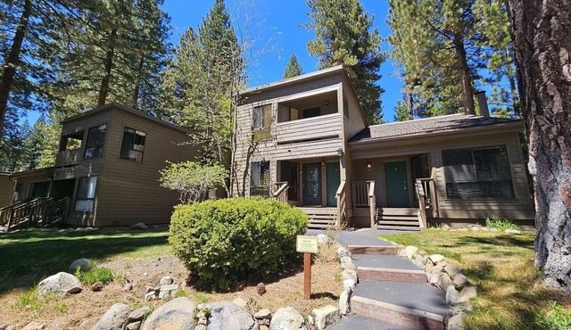 Coeur-Du-Lac Townhome | Shared Hot Tub & Pool