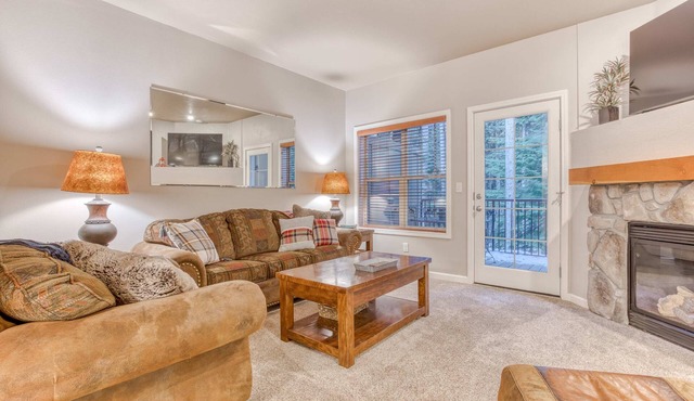 Comfortable condo with fireplace, heated pool, hot tub, balcony & full kitchen in Government Camp