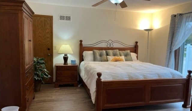 Comfortable Homey Private Entrance Suite with King Bed and Coffee/Work area. in Beloit