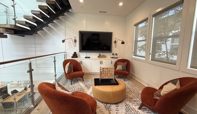 Contemporary Luxury Villa with Panoramic City Views in Montebello