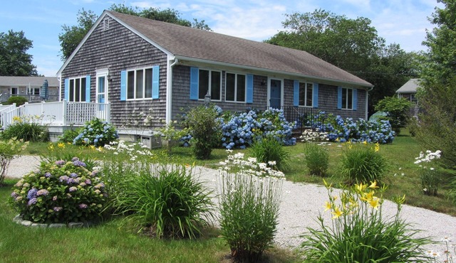 Country Coastal Cottage 3 min. from beach. in Little Compton