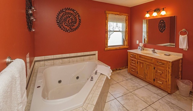 Countryside Overlook Suite: Luxury, Lodge Suite in Amish Country, Ohio. in Dundee
