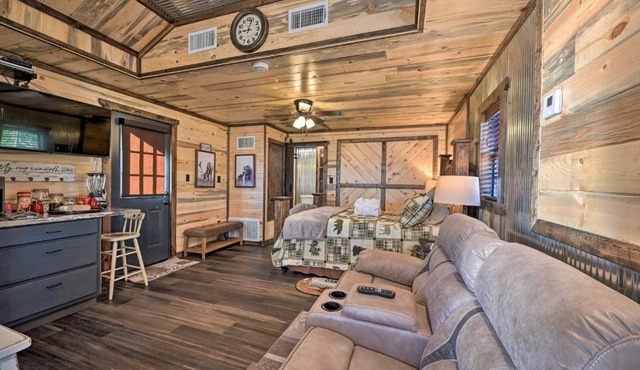 Couples Retreat Woodsy Broken Bow Studio! in Broken Bow