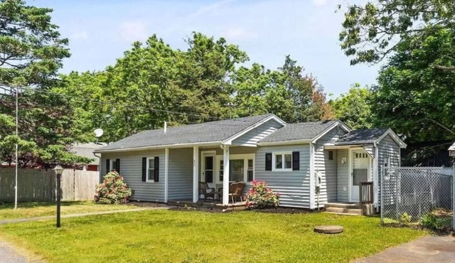 Cozy 2 bdrm sleeps 5. Walk to Electric Av Beach, Main St, Canal, Mass Maritime. in Bourne