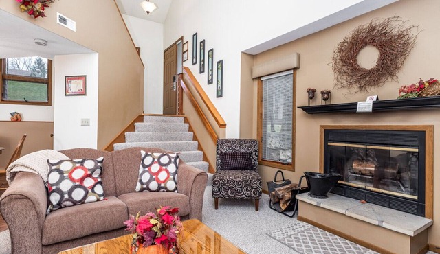 Cozy 2 Bed Townhome with Fireplace + Noon Check In in Galena