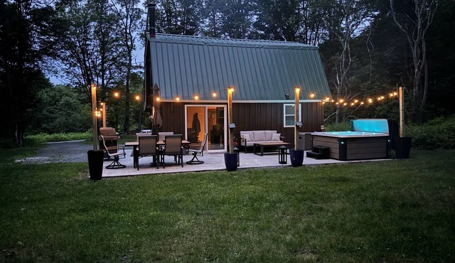 Cozy 2-bedroom cottage with WiFi, AC, and Hot Tub on 10 acres. in Thompson