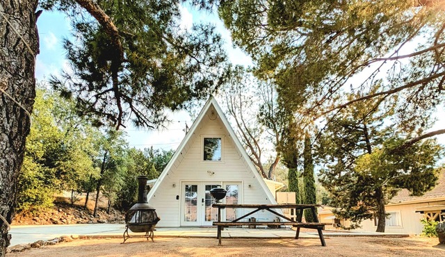 Cozy A-Frame With Mountain Views, Near Hot Springs