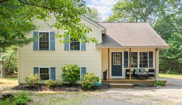 Cozy beach house with fire pit and 5 minute drive to several beaches! in South Kingstown