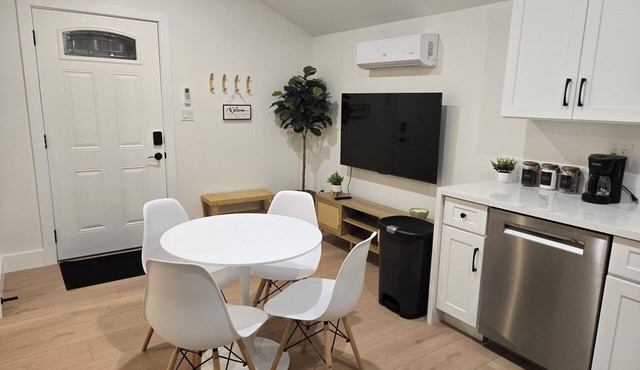Cozy Guesthouse Near Disneyland in Walking Distance