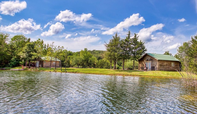 Cozy Lakeside Log Cabin on a Private Lake. Once stayed by Sir Paul McCartney! in Sand Springs
