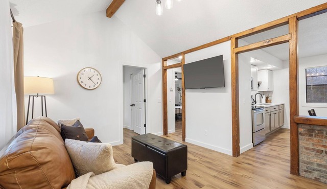 Cozy&Quiet Modern Retreat - Near Hwy 65 - Fully Fenced Yard in Springfield