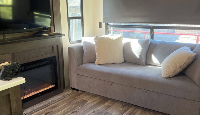 Cozy RV with 2 bedrooms and WiFi, AC in Pleasant Caliente with creek access in Caliente