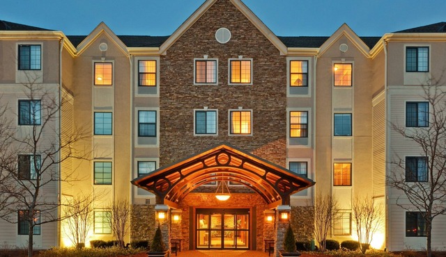 Cozy Studio w/Breakfast | Business Center & Pool in Glenview