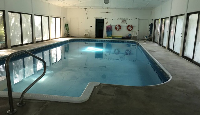 Cozy Tiny Home with Private Pool during warm months in Cedar Point