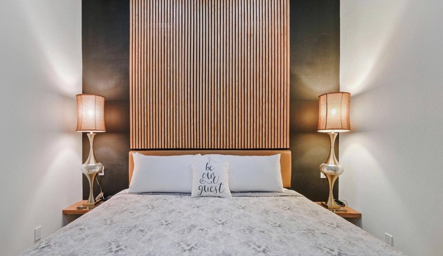 Crossroads Suite: Steps Away from Historic Rt. 66 and Carthage Square in Carthage