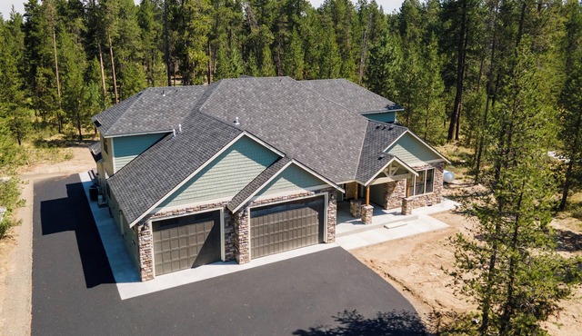 Custom home, 1.17 acres, 5 beds, 5 bath, sleeps 12+, Hot Tub, 80" TV, Pool Table in Bend
