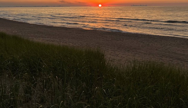 Cypress House Directly on the Beach- Direct Waterfront in Gary