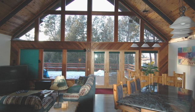 Delightful 3-bedroom Home on the Meadow chalet in South Lake Tahoe welcomes you in South Lake Tahoe