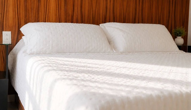 Deluxe Suite King size bed, kitchen and internet. Near event gardens 4