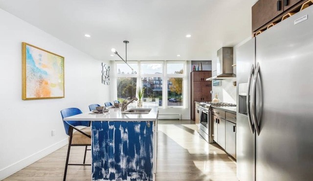 Design-forward Anchorage Townhome w/Ocean Views in Anchorage