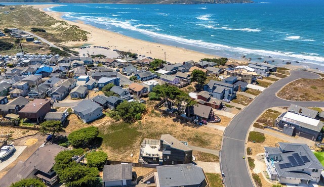Dillon Beach~5 Star~Playcation! Walk to Beach~Hot Tub~Game Room~Knot A Care!