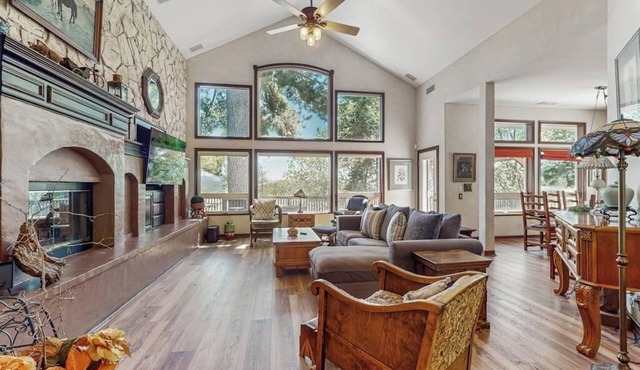 Dog-friendly home w/fireplace, gas grill & expansive deck w/breathtaking views