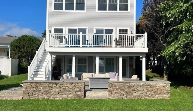 Double lot walk to beach 5 bed 7 bath, large yard in Middletown