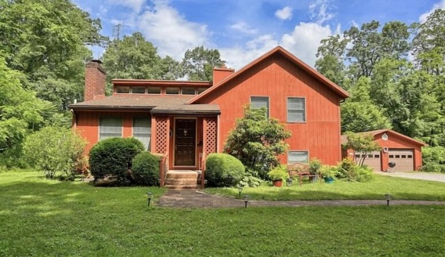 East Cavalry Red House 3 bedrooms 3 full baths sleeps up to 12 in Gettysburg