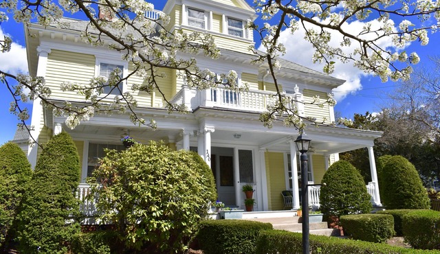 Easy access elegance, minutes from 95, colleges, Gillette and Providence. in Pawtucket