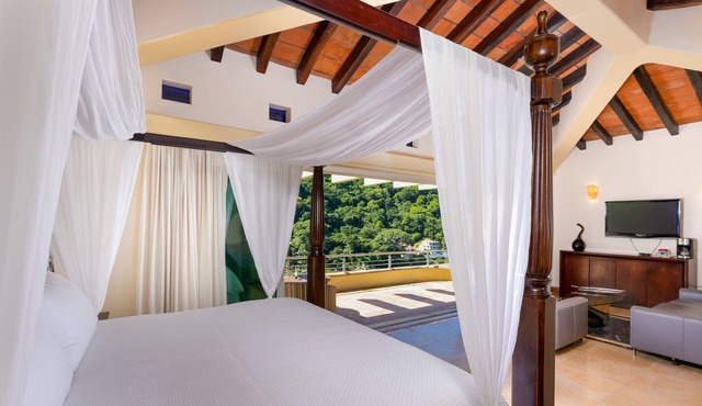 Elegant suite with beach view
