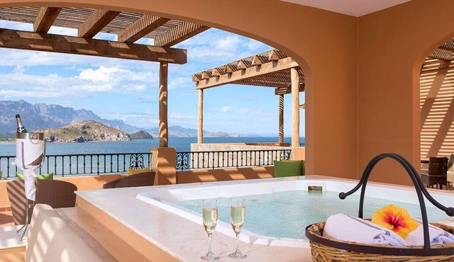Elite Oceanfront Penthouse - 2 Bed 3 Bath: Danzante Bay: TPC Golf Course