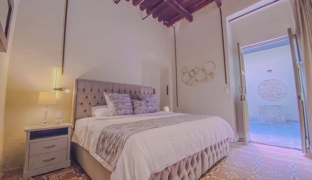 Enchanting suite with WiFi, King size-bed in Puebla. excellent location.