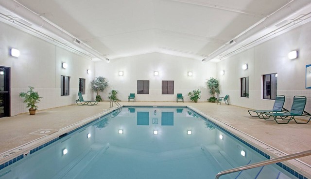 Equipped Studio with Free Wi-Fi, Pool Access + Free Breakfast in Lincolnshire