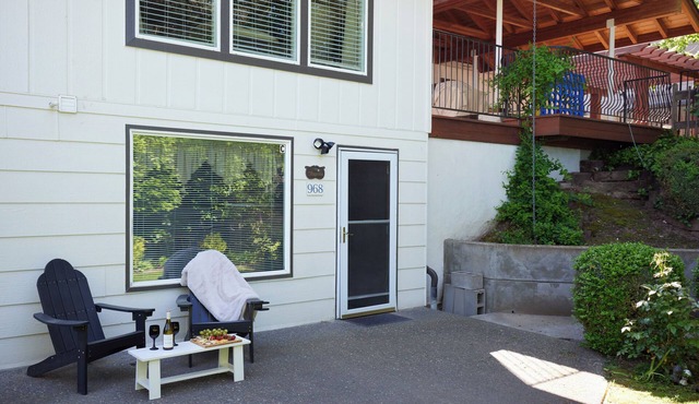 ESCAPE TO WALLA WALLA WINE COUNTRY — YOUR PRIVATE KING SUITE ACROSS FROM TH. in College Place