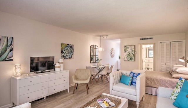 Evolve Dtwn Studio Steps to Naples Pier and Beach! in Naples